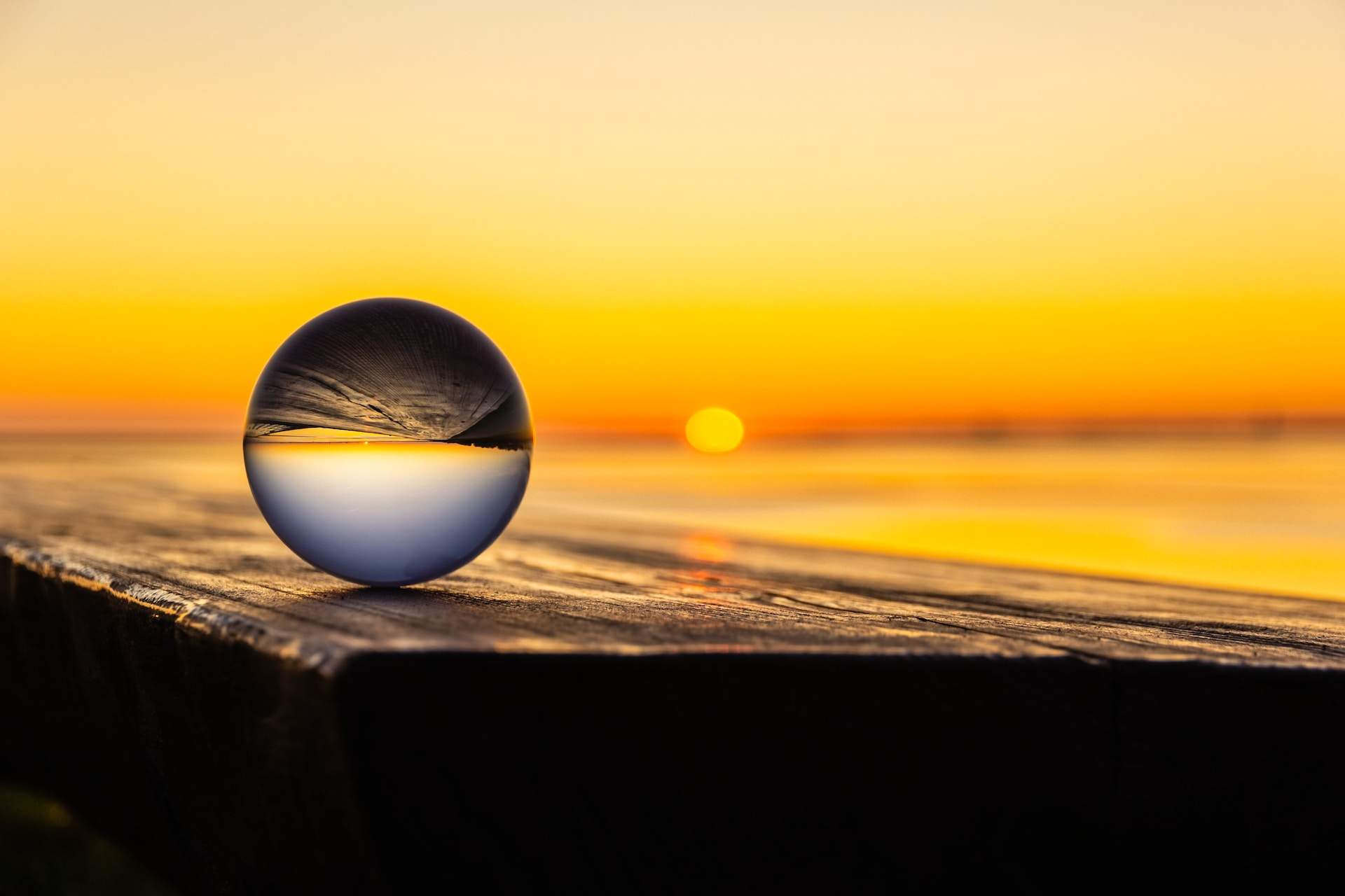 Perspective de front de mer par coucher de soleil.