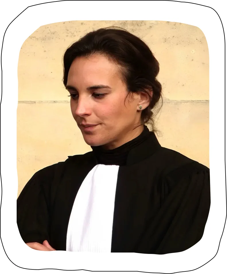Avocate en robe noire en conflit intérieur.